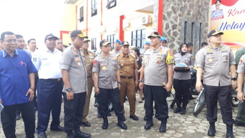 Kapolri Jenderal Pol M. Tito Karnavian menyerahkan dana bantuan sebesar Rp5 miliar kepada Polres Lampung Selatan. (Foto: Kmf Lamsel)