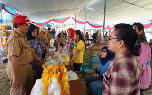 Dinas Perindustrian dan Perdagangan (Disperindag) Lampung Selatan menggelar operasi pasar murah di Lapangan Desa Pardasuka Kecamatan Katibung, Selasa (7/5/19). Foto: Jusman