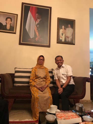 Pengamat ekonomi/perbankan, dosen FEBI UIN Raden Intan Lampung, Mustofa Endi Saputra Hasibuan di kesempatan bersama ibu Presiden Jokowi, Sudjiatmi Notomihardjo di Solo. | ist
