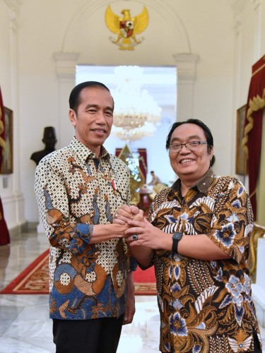 Presiden Joko Widodo (Jokowi) dan Ketua Umum BPN Almisbat Hendrik Dikson Sirait SH di satu kesempatan acara di Istana Negara, Jakarta, belum lama ini. (Foto: Istimewa)