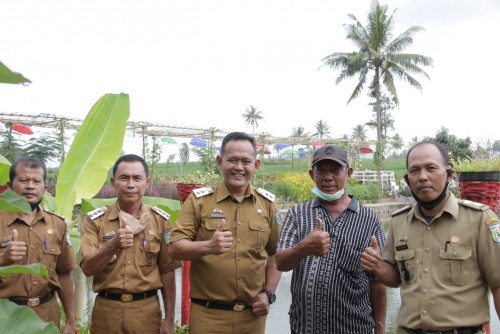 Wakil Bupati Pringsewu Dr H Fauzi  Foto Bersama Camat Pagelaran dan H Sarno di Taman Sari  Pekon Padang Rejo